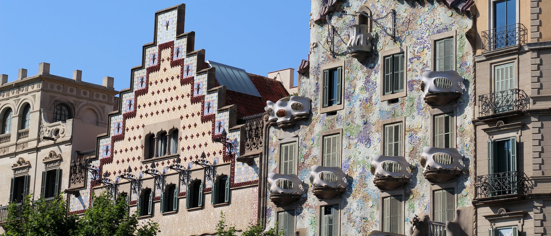 Casa Batlló — A facade of bone and scale, dissolving the straight line.