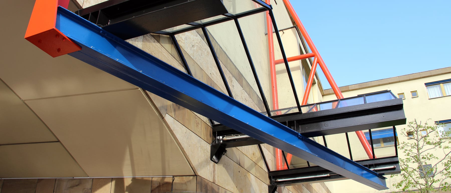 Neue Staatsgalerie — Monumentality and pop colour reconciled.