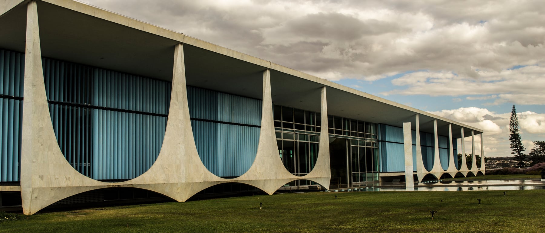 Palácio da Alvorada — Curving colonnades defining Brazilian modernism.