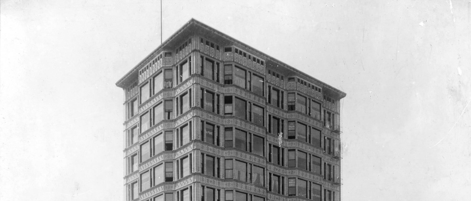 Reliance Building — A glassy skin foreshadowing the curtain wall.