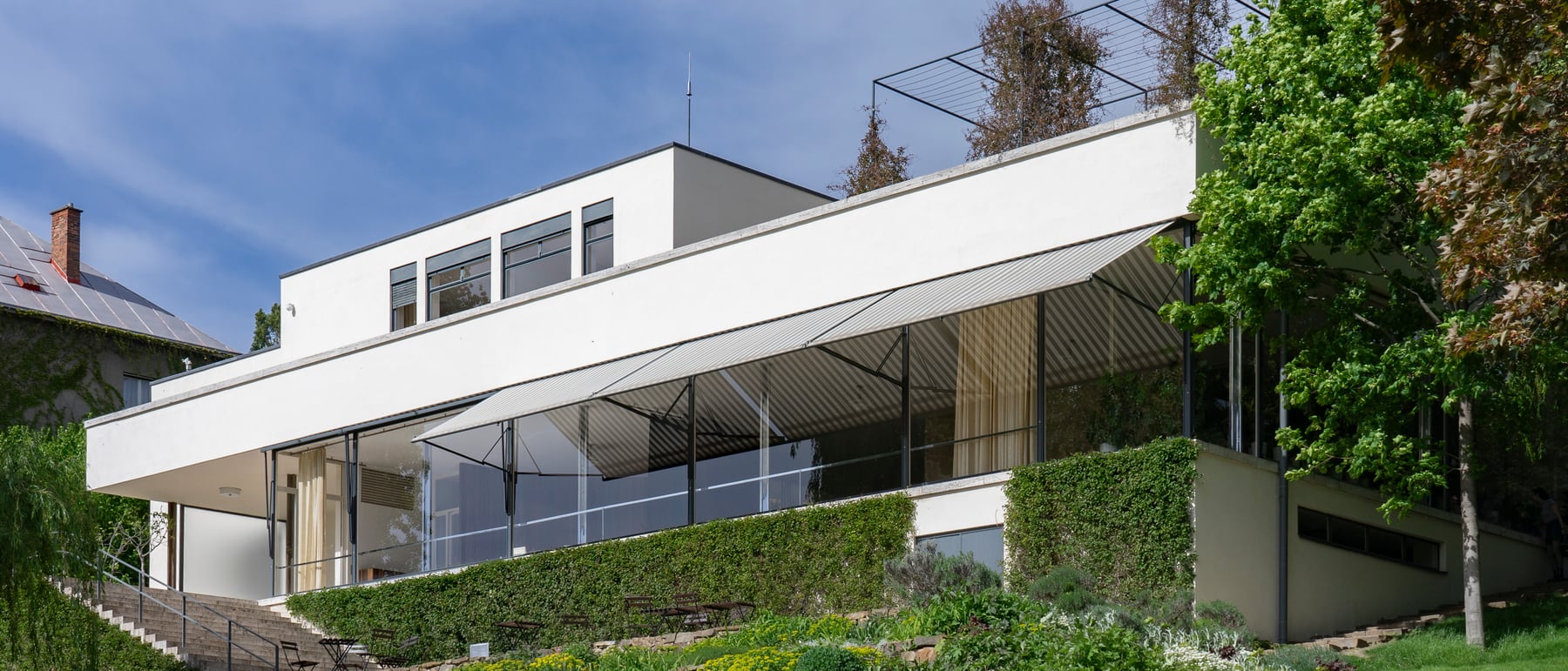 Villa Tugendhat — An open plan behind a glass wall that sinks into the floor.