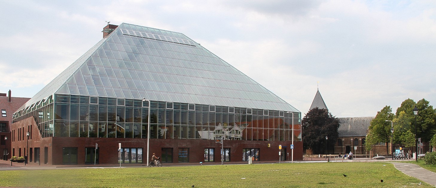 Exterior of the Boekenberg / Book Mountain public library in Spijkenisse showing the glass pyramid on its brick base.