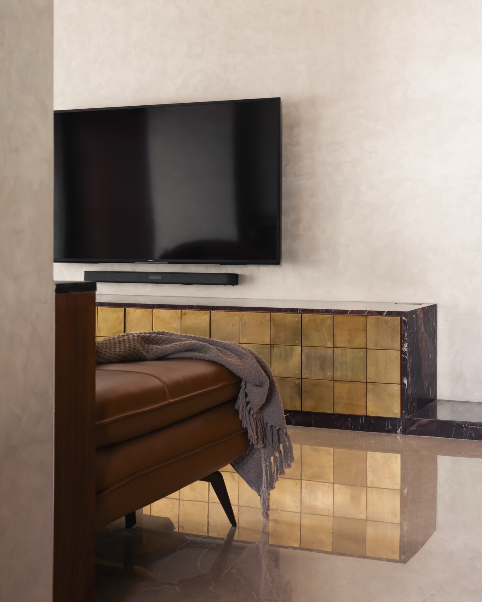 Material and light in the compact apartment