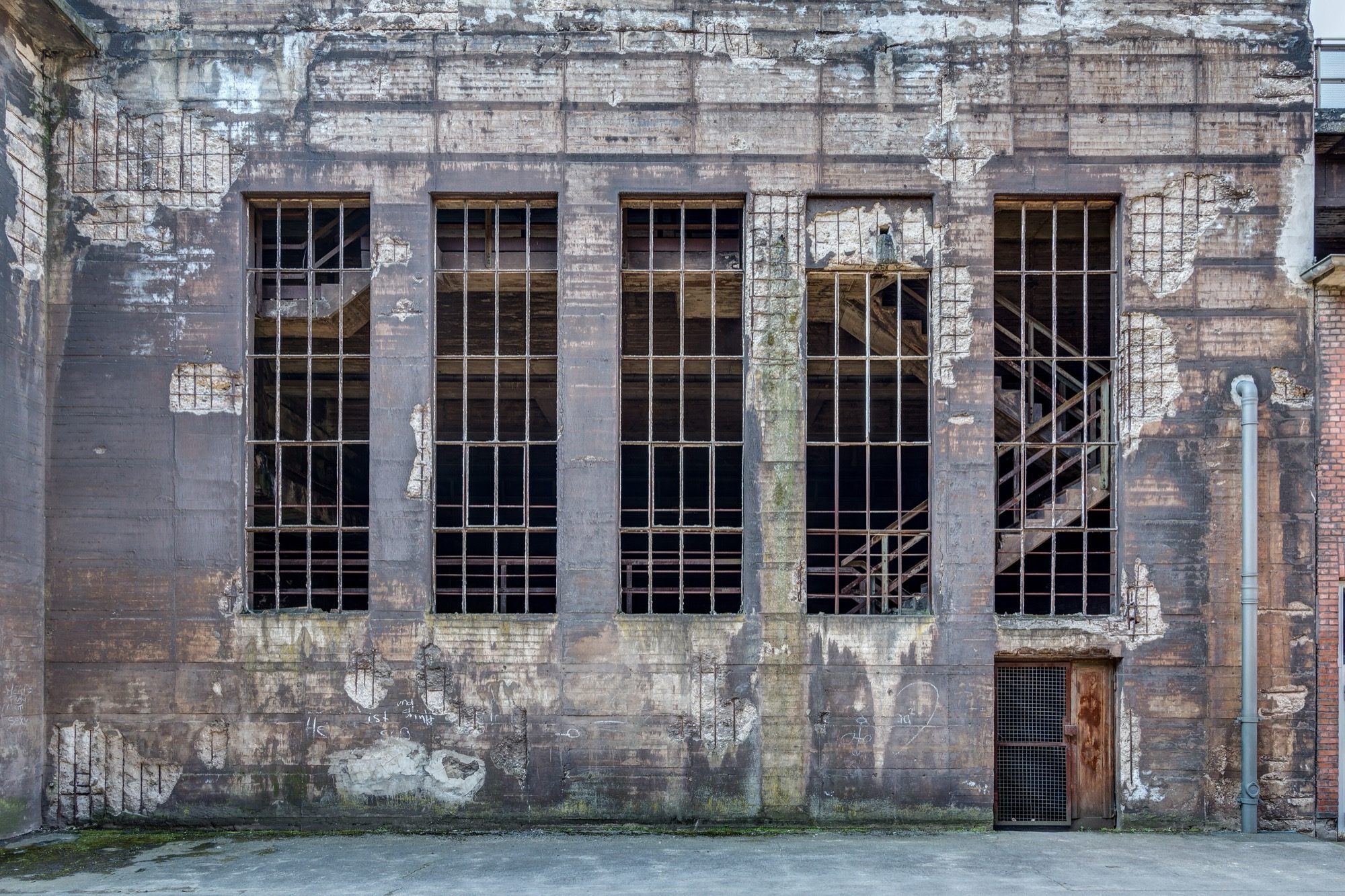 Steel-framed windows in a façade — slim, durable and fire-resistant openings.