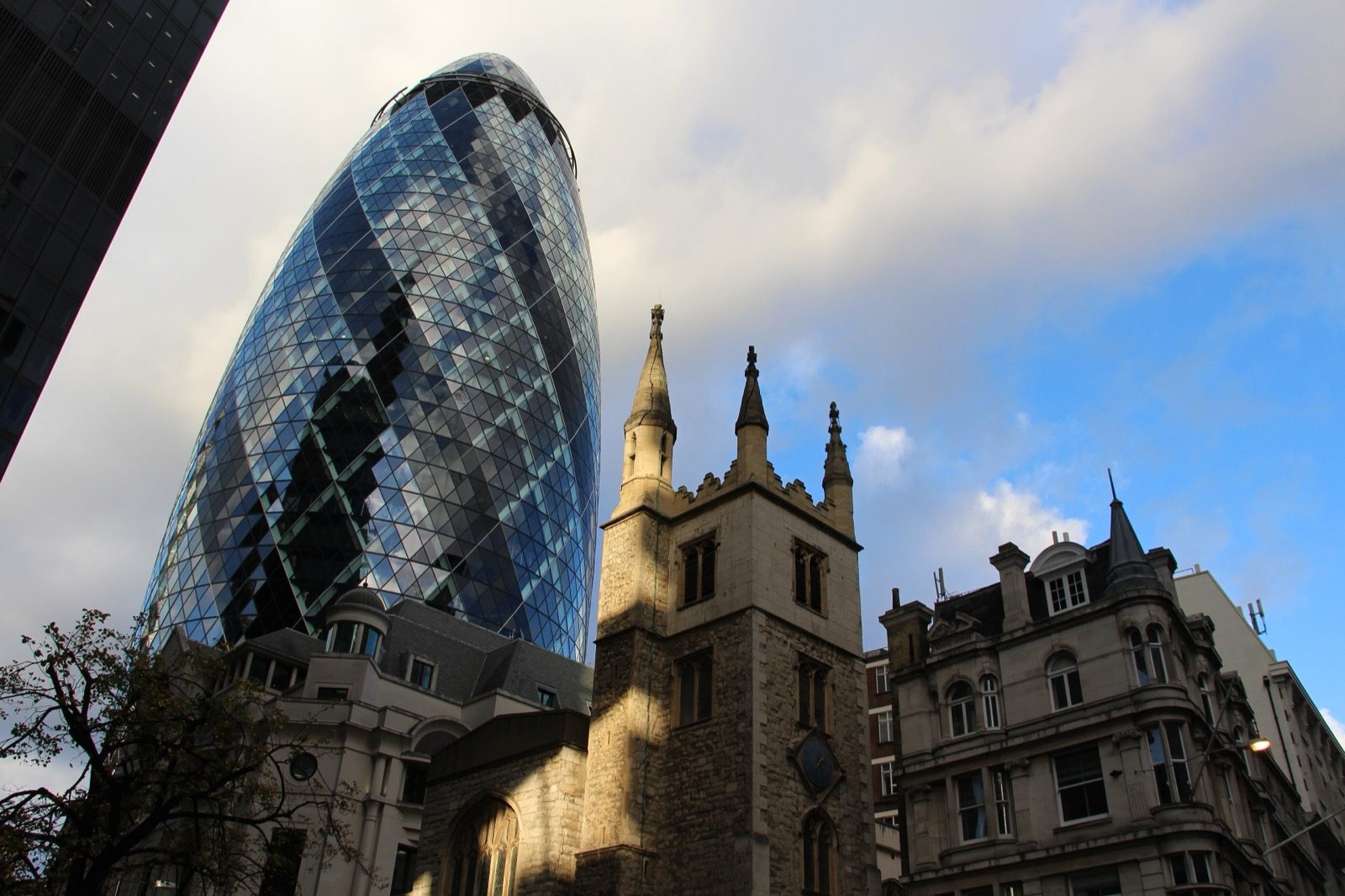 30 St Mary Axe — 'the Gherkin' (Norman Foster, London, 2004) — an aerodynamic, spiral-vented High-Tech tower.