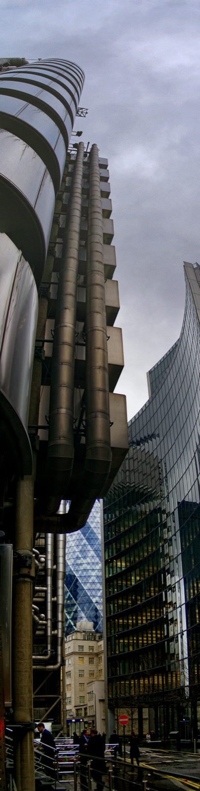 Lloyd's of London (Richard Rogers, 1986) — every lift, stair and duct expressed on the exterior, leaving clear trading floors.
