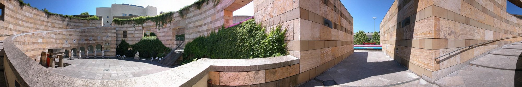 The Neue Staatsgalerie, Stuttgart (James Stirling, 1984) — a Post-Modern collage of a classical rotunda with bright industrial railings and stone cladding.