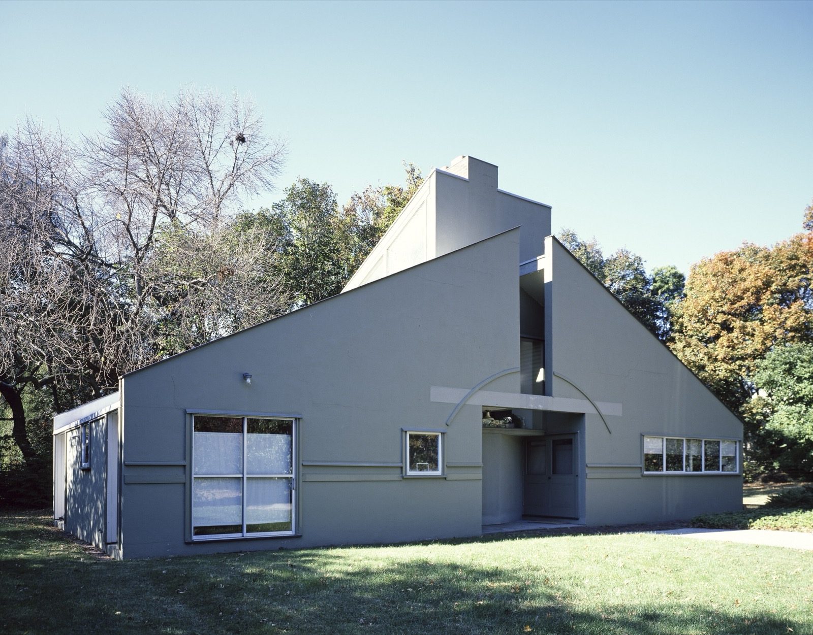 The Vanna Venturi House, Philadelphia (Robert Venturi, 1964) — the split-pediment façade that built the manifesto of Complexity and Contradiction.
