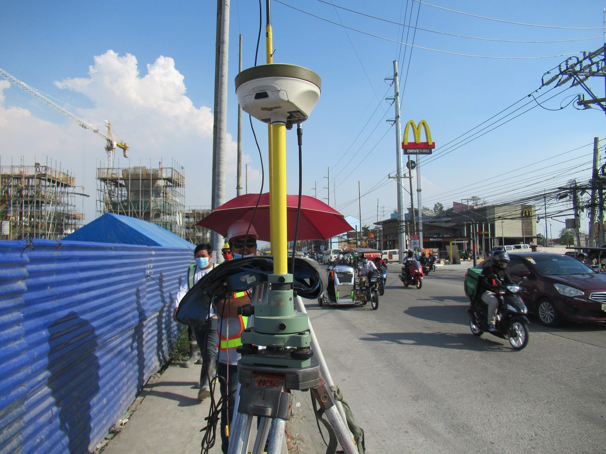 A total station on its tripod — the electronic instrument that reads angles, distances and coordinates at once.