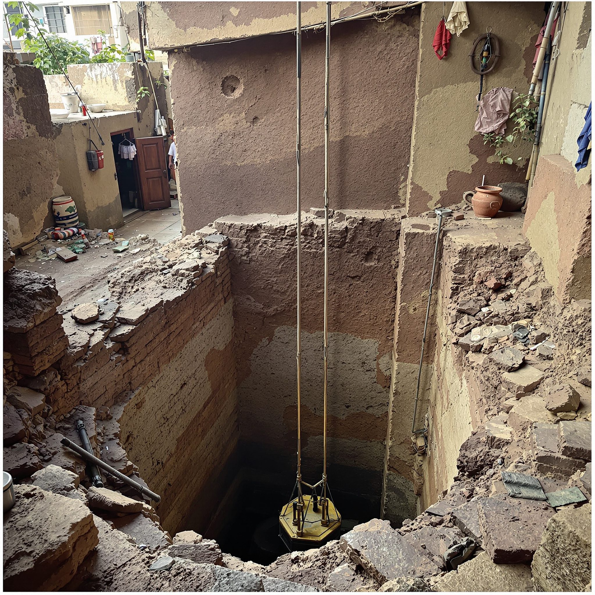 Lift pit at the base of a shaft
